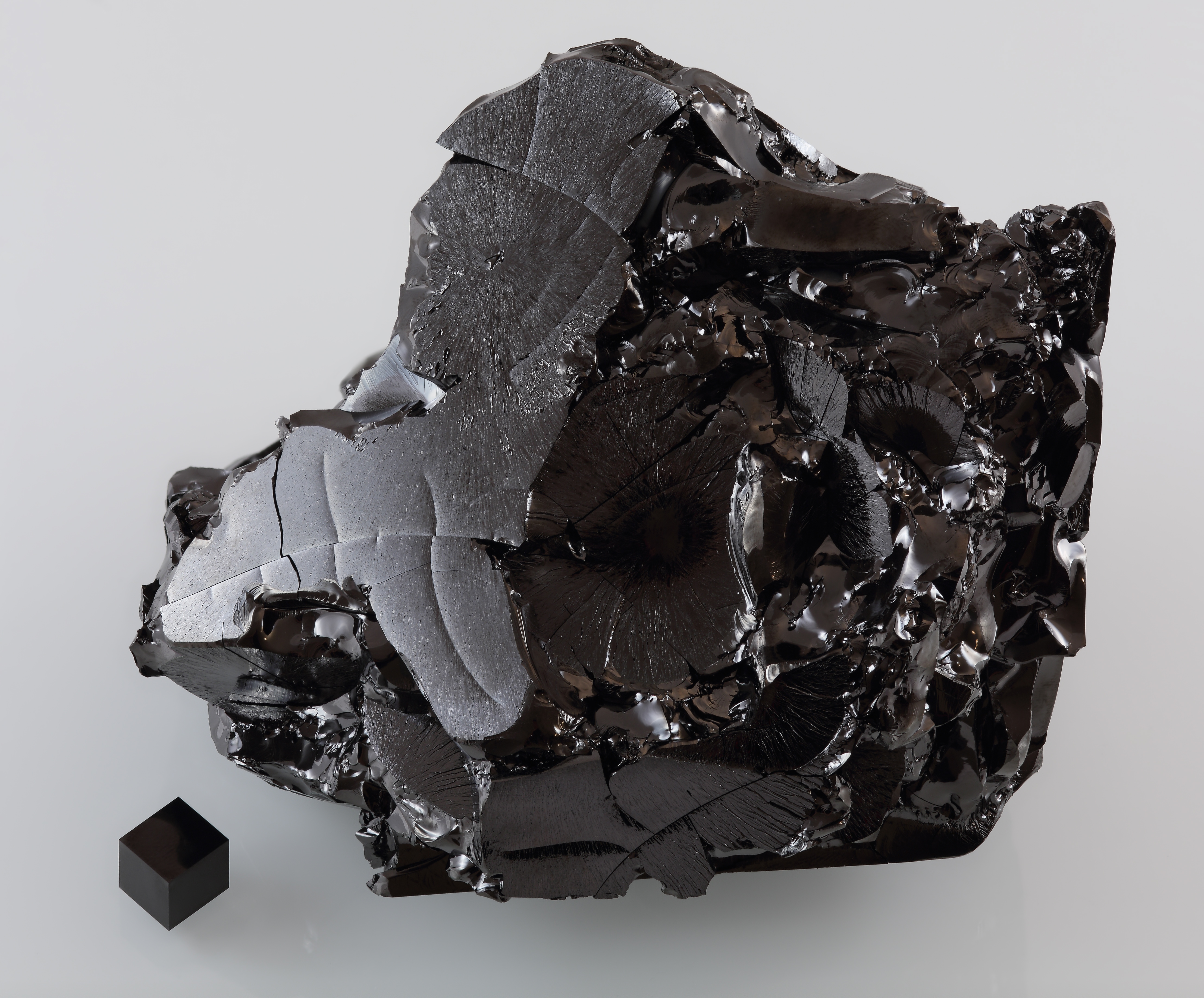 Glassy_carbon_and_a_1cm3_graphite_cube_HP68-79