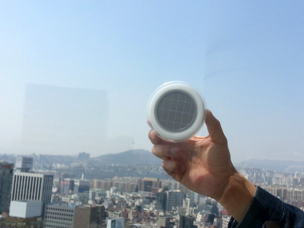 Diseño Social - Enchufe solar para ventanas que genera electricidad. Los  diseñadores Kyuho Song & Boa Oh son los responsables de este enchufe que  cuando salga al mercado revolucionará el segmento de