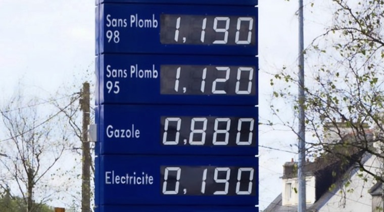 En Europa las estaciones de servicio exhiben los precios de la movilidad eléctrica, con el fin de generar conciencia.