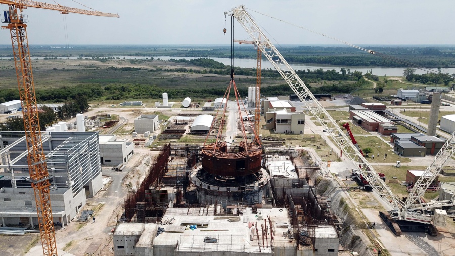 Argentina desarrolla su primer reactor nuclear de potencia diseñado y construido en el país.