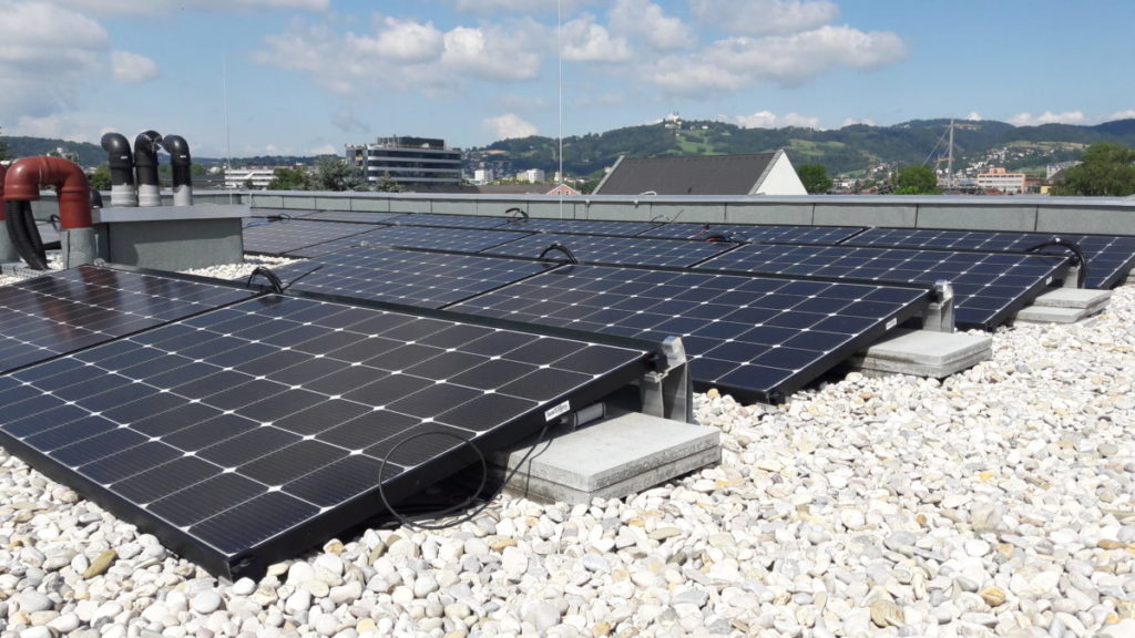 La energía fotovoltaica de corriente continua en el tejado proporciona agua caliente sanitaria a un edificio residencial.