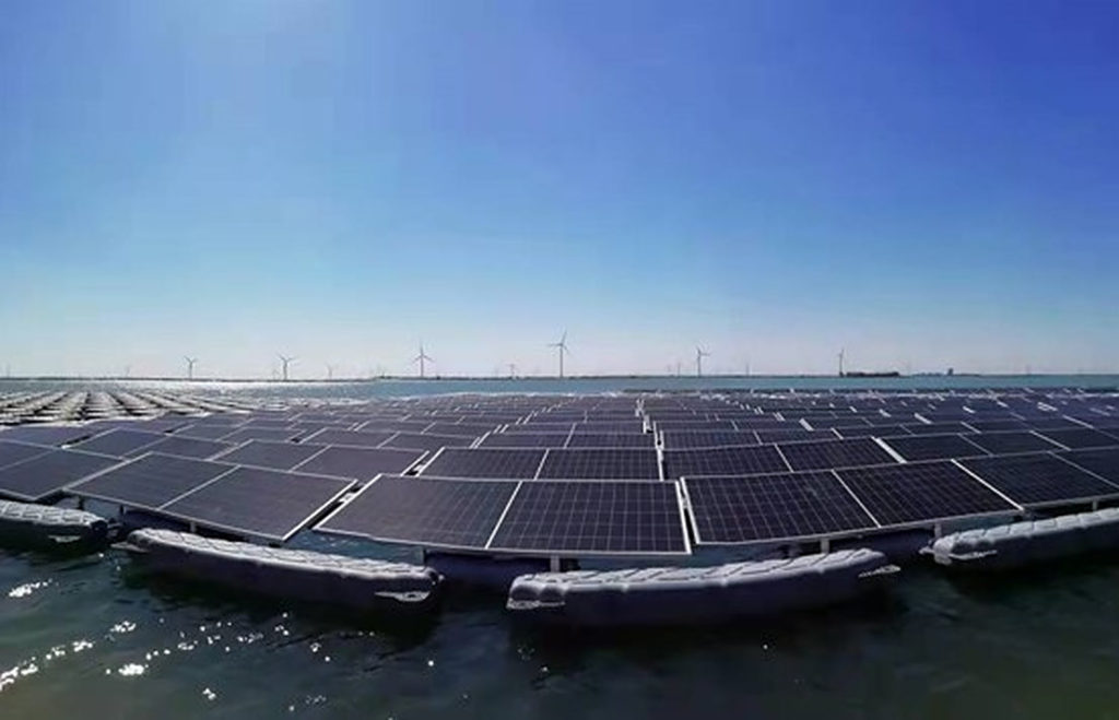 Energía solar flotante combinada con energía undimotriz, mareomotriz y eólica en un piloto de 100 MW.