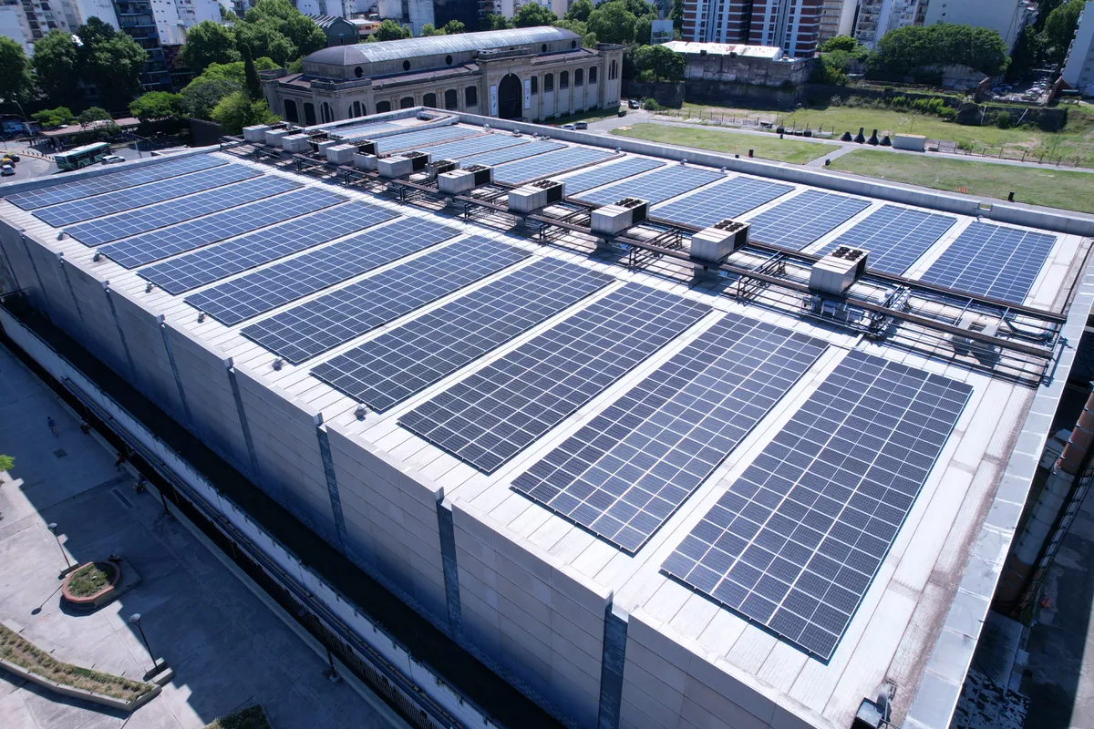 Inauguraron en la Rural el mayor parque de energía solar privado de la ciudad de Buenos Aires.