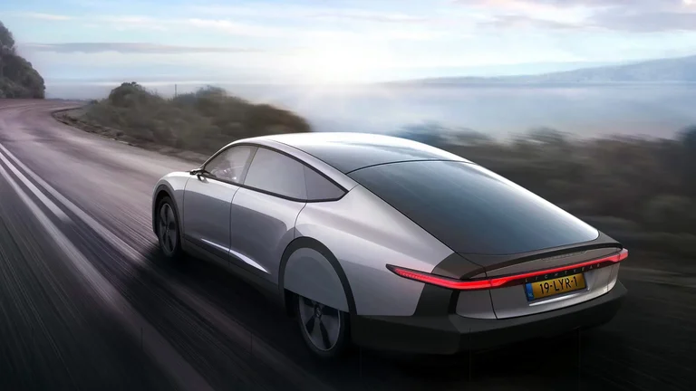 Presentaron un auto a energía solar con gran autonomía y un valor más accesible.