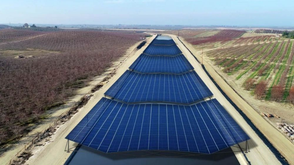 Este canal recubierto de paneles solares almacena su energía en baterías de flujo de hierro.
