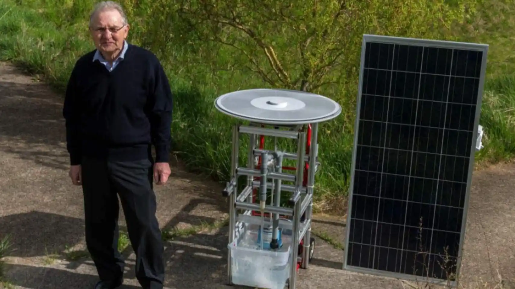 El ingenioso motor solar para tener energía en cualquier parte inventado por un jubilado de 83 años.