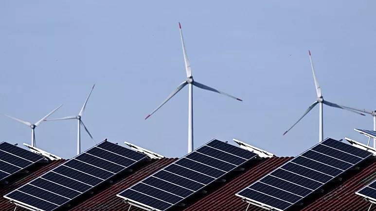 La eólica y la energía solar superan a los combustibles fósiles en la UE.