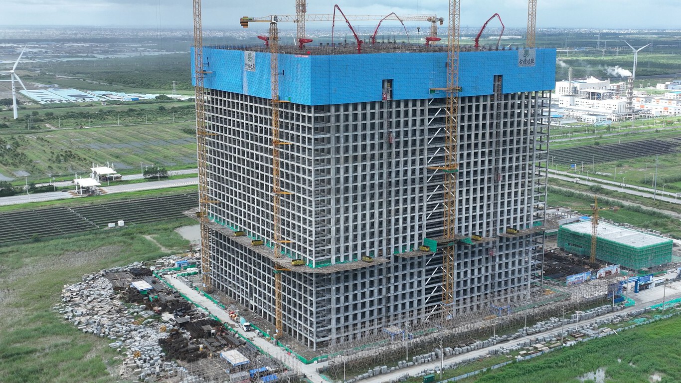 No es un edificio, es una pila gigante: esta inmensa “batería de gravedad” pronto funcionará en China.